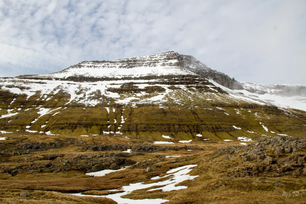 Hiking-Villagepath-Faroe-Islands-Skálabotnur-Selatrað