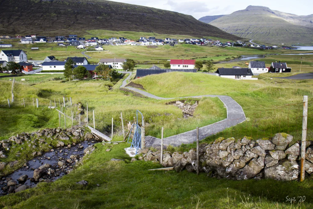 Villagepath-between-Hvalvík-Leynavatn-Goturshálsur-Hvalvík-roundtrip-mountains-lakes-hiking