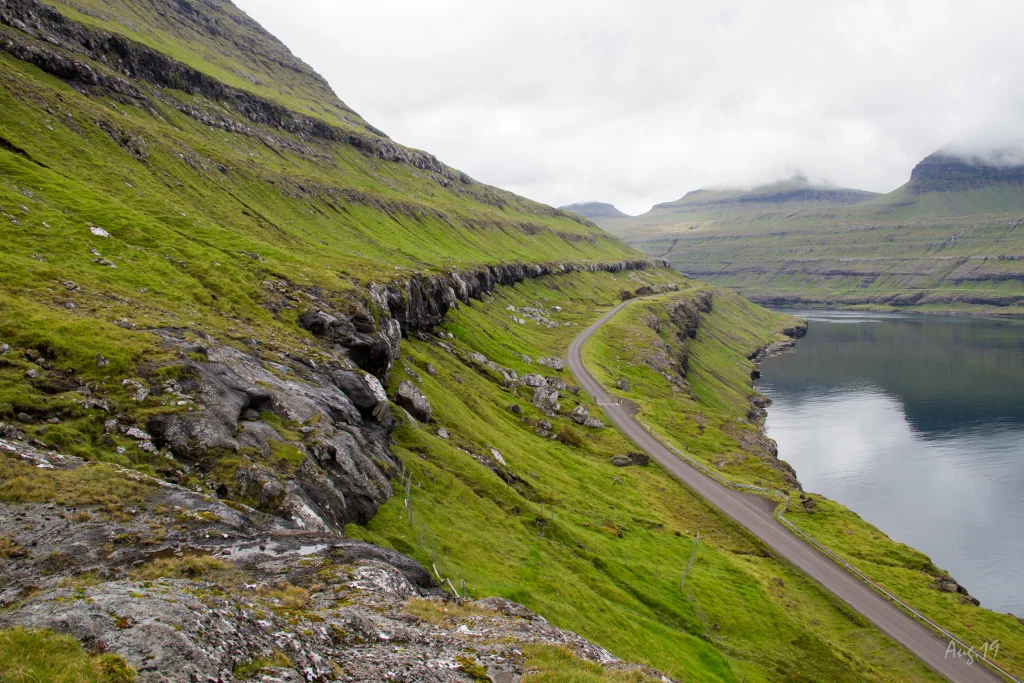Villagepath-hiking-between-Elduvík-Funningsfjørður-Sniðsgil-Elduvík-hiking-mountains-roundtrip