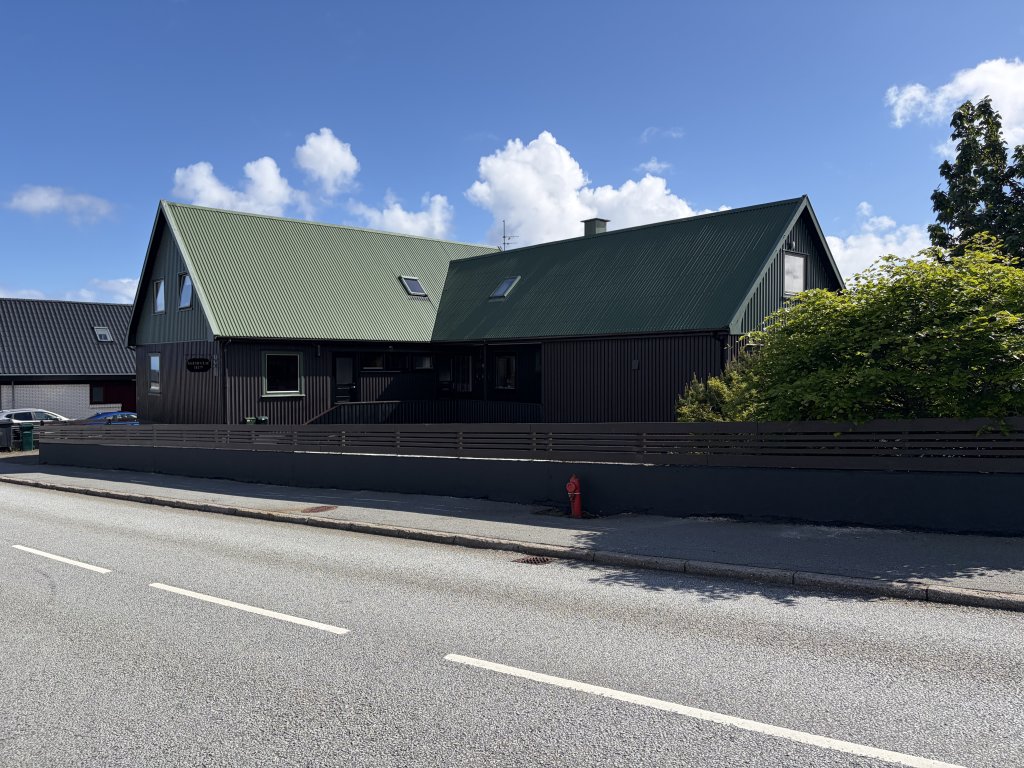 Exterior view of Guesthouse Leon in Tórshavn, a historic Faroese guesthouse with private rooms, self check-in and free parking. The house originally stood in Mykines and is now a cosy base for exploring the Faroe Islands.