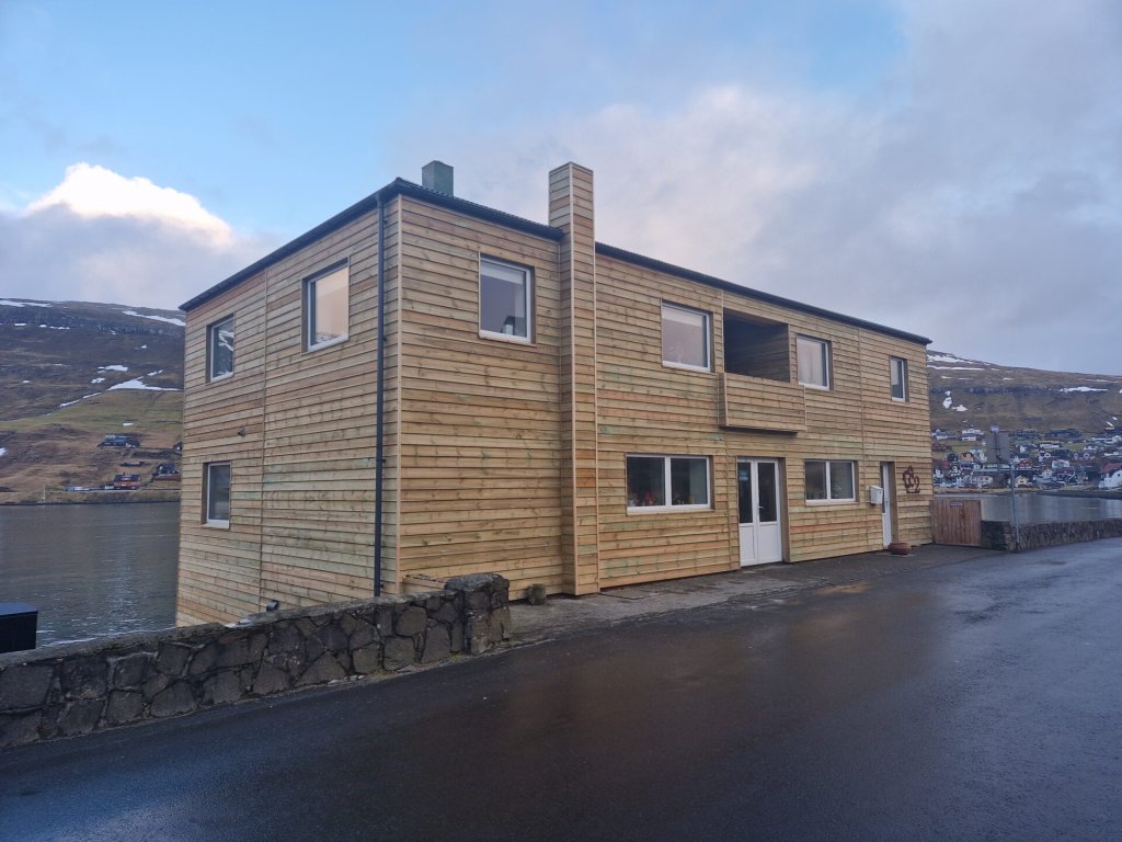 Guesthouse Hugo in Sørvágur offers cozy accommodation with beautiful views of the surrounding mountains and sea. Ideally located near Vágar Airport and the ferry to Mykines, it is a perfect base for exploring the natural highlights of Vágar and the Faroe Islands.