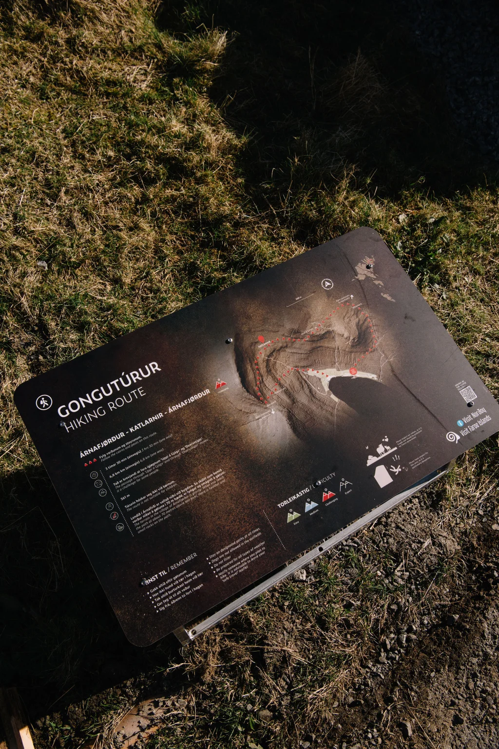 Hiking maps and descriptions of hiking routes are available throughout the islands to ensure safe hiking.