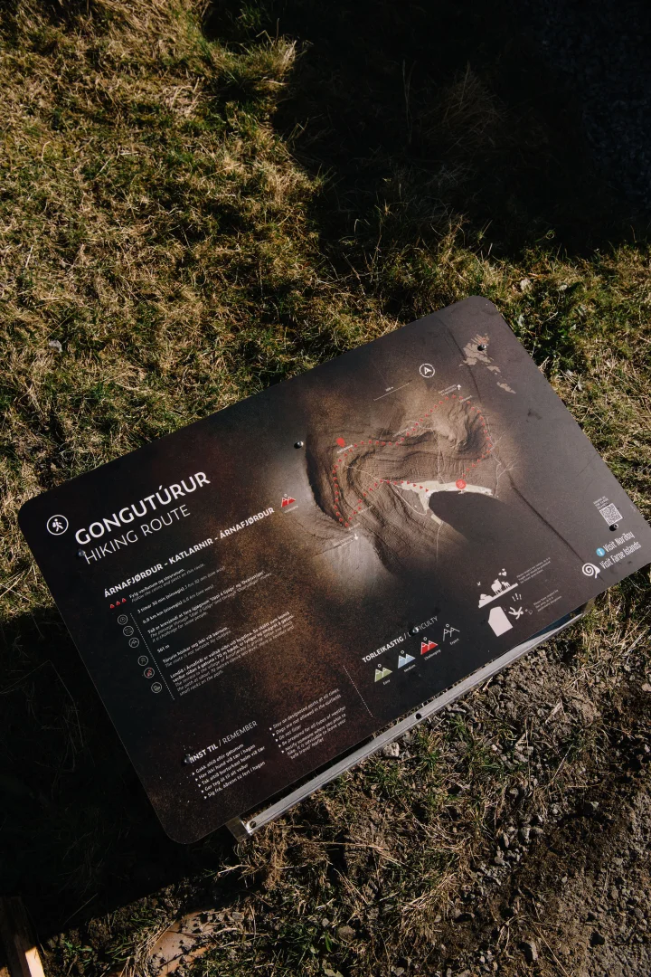 Hiking maps and descriptions of hiking routes are available throughout the islands to ensure safe hiking.